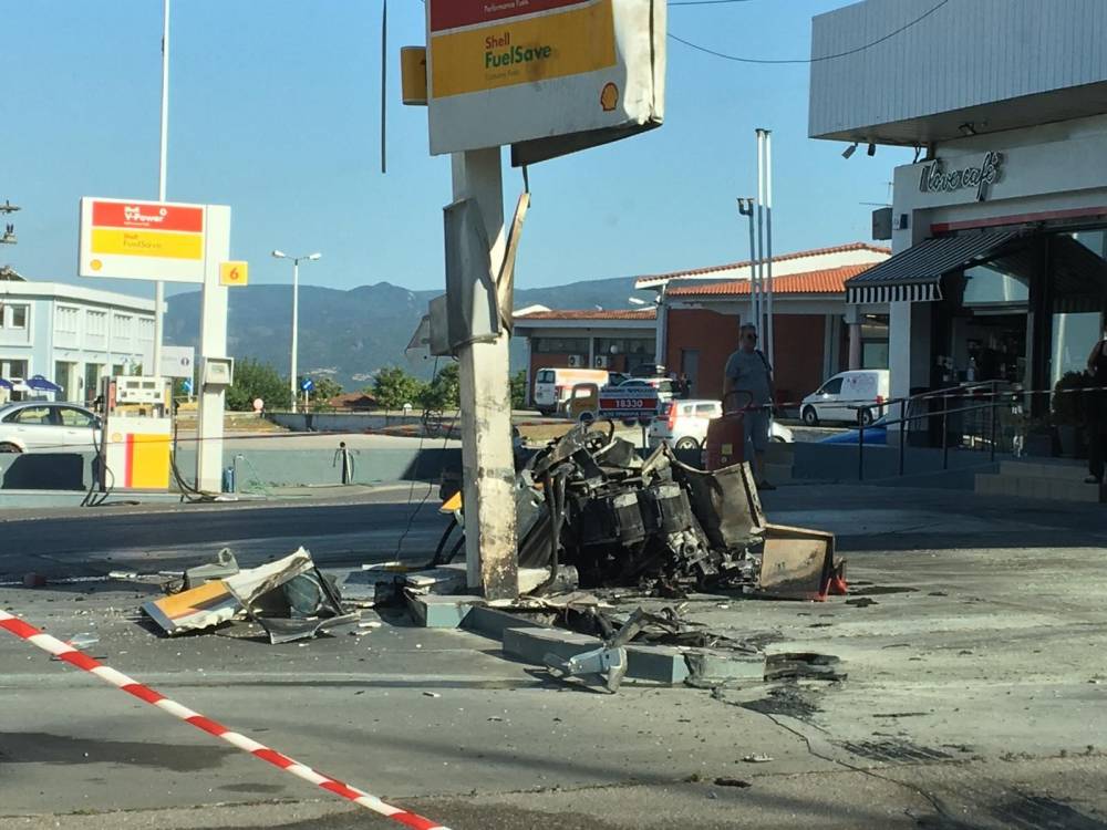 Ακυβέρνητη νταλίκα έπεσε πάνω σε πρατήριο στη Βέροια και προκάλεσε φωτιά (Βίντεο)