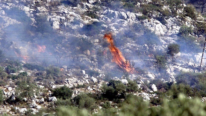 Συνεχίζει να καίει η φωτιά στη Βάλια Κάλντα για 12η ημέρα. Το μέτωπο έχει περιοριστεί