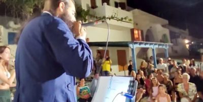 Παπάς στη Νάξο πήρε το μικρόφωνο και ράπαρε με το «Διθέσιο» της Πρωτοψάλτη (βίντεο)
