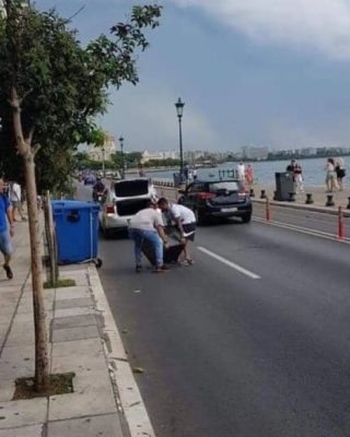 Ρομά έκλεψαν χρηματοκιβώτιο μέρα μεσημέρι στο κέντρο της Θεσσαλονίκης και τους έπεσε στο δρόμο (φωτο)