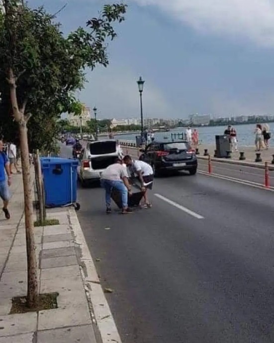 Ρομά έκλεψαν χρηματοκιβώτιο μέρα μεσημέρι στο κέντρο της Θεσσαλονίκης και τους έπεσε στο δρόμο (φωτο)