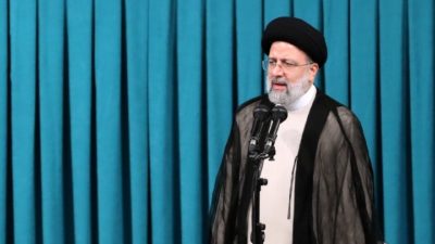 Ο πρόεδρος του Ιράν αποχώρησε από τη συνέντευξη στο CNN. Αρνήθηκε να φορέσει μαντήλα η δημοσιογράφος