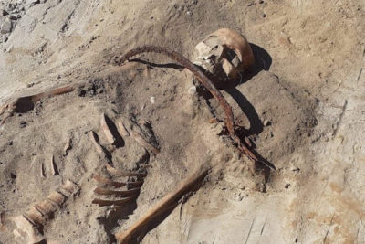 Αρχαιολόγοι ανακάλυψαν τάφο «βαμπίρ» από τον 18ο αιώνα. Γιατί τοποθέτησαν δρεπάνι γύρω από το λαιμό