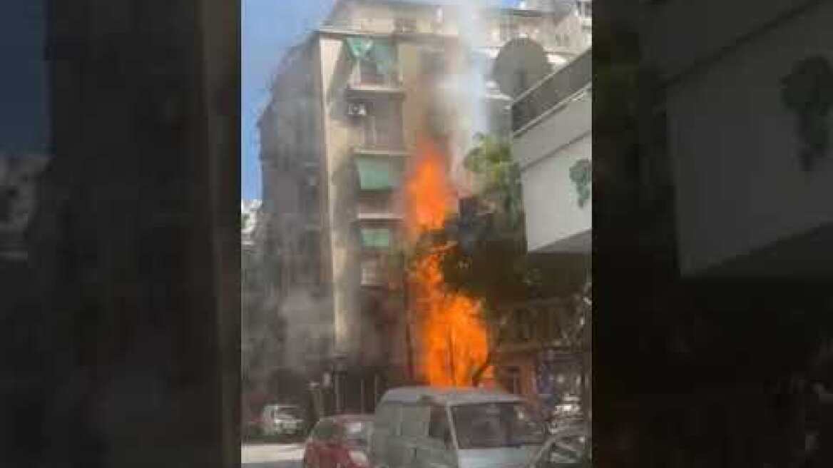 Συγκλονιστικό βίντεο από την έκρηξη με τη φωτιά σε κτίριο της Αχαρνών. Οι εκκλήσεις στον ασύρματο της ΕΛΑΣ για τον εγκαυματία
