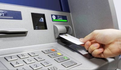 Οδηγίες από την ΕΛ.ΑΣ για ασφαλείς αναλήψεις από ATM. H νέα μέθοδος κλοπής χρημάτων με κάρτες-κλώνους
