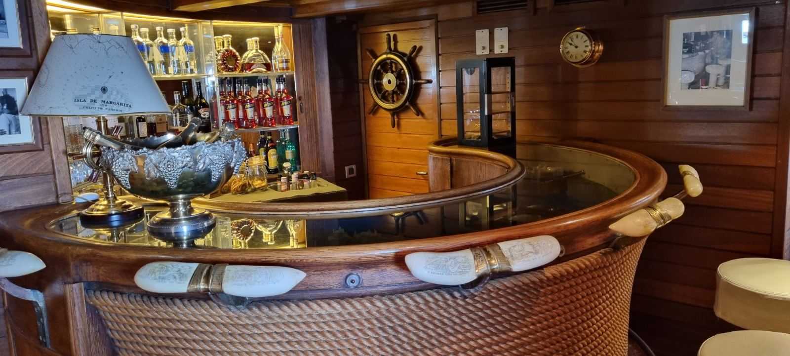 Τα μυστικά της θρυλικής θαλαμηγού του Ωνάση. Το πιάνο της Κάλλας και το Ari’s bar με σκαμπό από γεννητικά όργανα φάλαινας (φωτο)