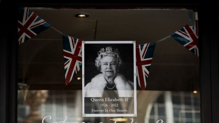 Βασιλική οδηγία στους πολίτες.  «Μην αφήνετε αρκουδάκια και σάντουιτς μαρμελάδας για τη Βασίλισσα Ελισάβετ»
