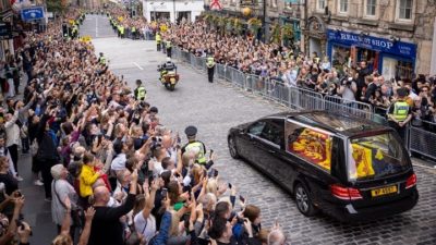 Από το Εδιμβούργο ξεκινά το λαϊκό προσκύνημα για την Ελισάβετ. Στη Σκωτία ο Βασιλιάς Κάρολος- Δείτε live
