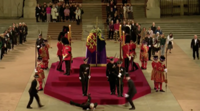 Γραφείο τελετών στην Ορεστιάδα αναλαμβάνει να στείλει στεφάνια για την κηδεία της Βασίλισσας Ελισάβετ