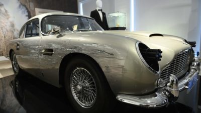 Αυτοκίνητα, ρολόγια και αντικείμενα από ταινίες Τζέιμς Μποντ σε δημοπρασία για τα 60 χρόνια του 007 (Bίντεο)