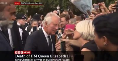 Στο Μπάκιγχαμ ο βασιλιάς Κάρολος συνοδεία της συζύγου του Καμίλα. Δέχτηκε συλλυπητήρια από τον κόσμο (Βίντεο)
