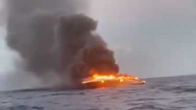 Σκάφος στην Κεφαλονιά άρπαξε φωτιά και βυθίστηκε. Σώοι οι δύο επιβαίνοντές του (βίντεο)