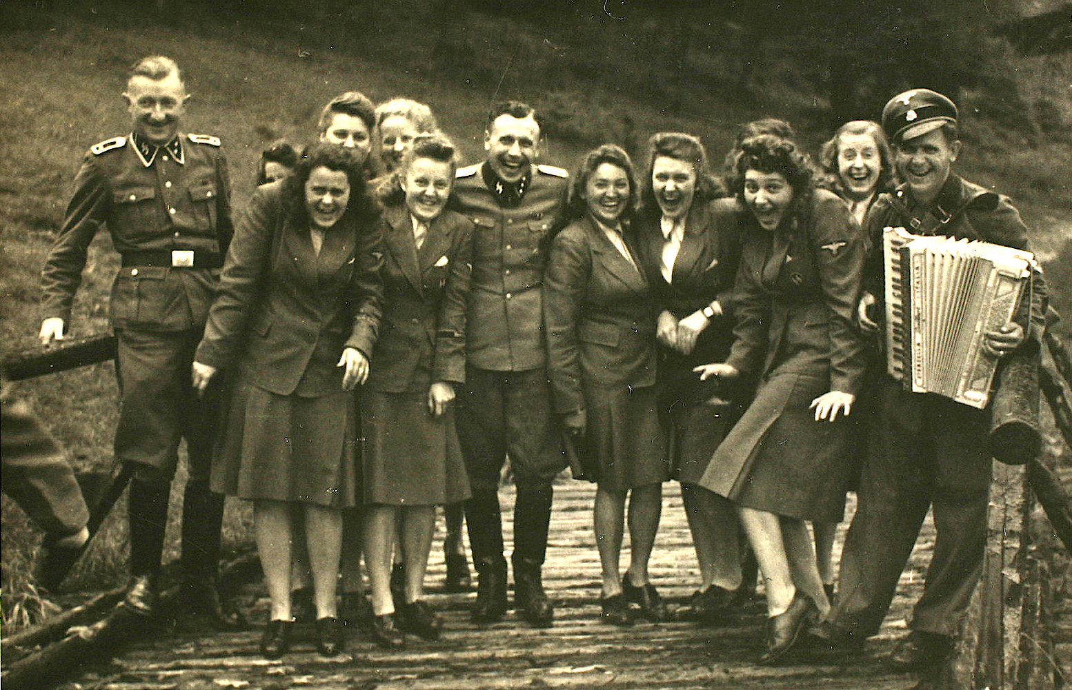 Οι ανέμελες φωτογραφίες των SS από το Άουσβιτς καθώς ποζάρουν χαμογελαστοί. Το άλμπουμ που τεκμηριώνει το έγκλημα