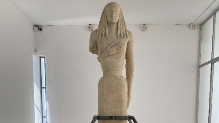 Παρουσιάστηκε για πρώτη φορά στο κοινό η Κόρη της Θήρας. Εντυπωσιάζει στο Αρχαιολογικό Μουσείο Σαντορίνης