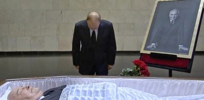 Η υπόκλιση Πούτιν στη σορό του Γκορμπατσόφ. Δεν θα παραστεί στην κηδεία (φωτο)