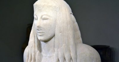 Αποκαλύπτεται η Κόρη της Θήρας. Εκτίθεται το σπάνιο αρχαιολογικό εύρημα της αρχαιοελληνικής γλυπτικής. Πως εντοπίστηκε