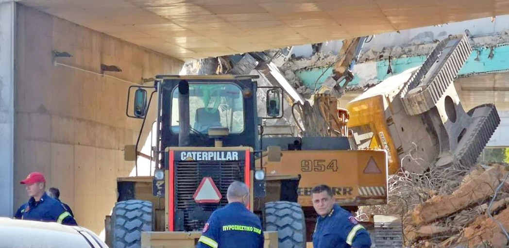 Κατέρρευσε γέφυρα στα Μέγαρα. Τραυματίστηκαν δυο χειριστές μηχανημάτων