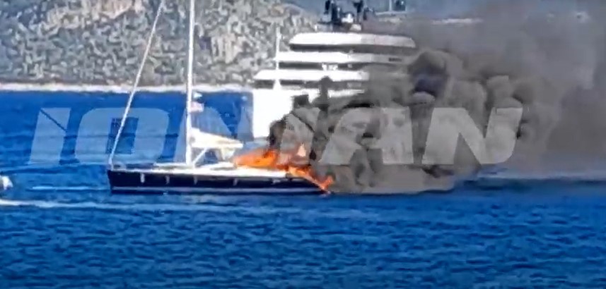 Φωτιά σε ιστιοφόρο στο Φισκάρδο Κεφαλονιάς. Απομακρύνθηκαν οι 6 επιβαίνοντες (Βίντεο)