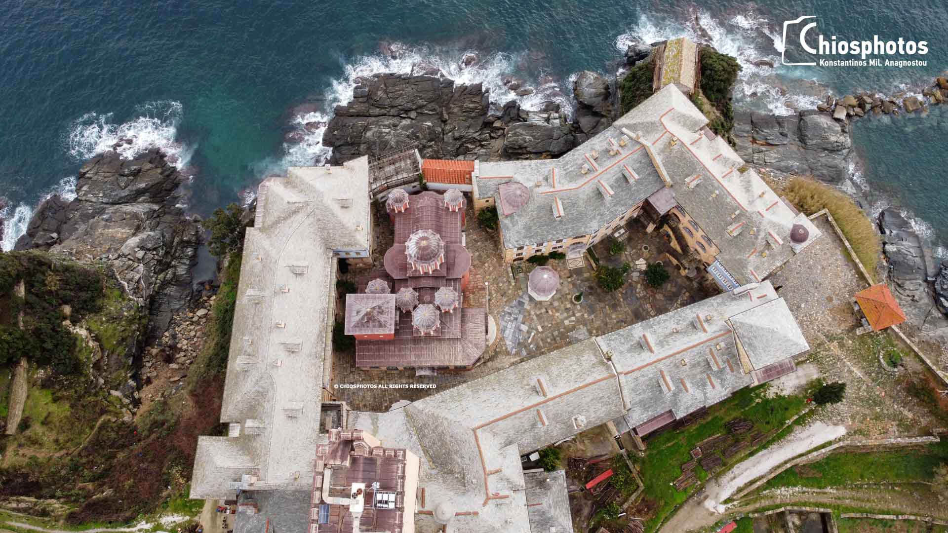 Η παραθαλάσσια Μονή του Αγίου Όρους που θυμίζει φρούριο και έχει δικό της λιμάνι. Η σχέση με τους Παλαιολόγους (drone)