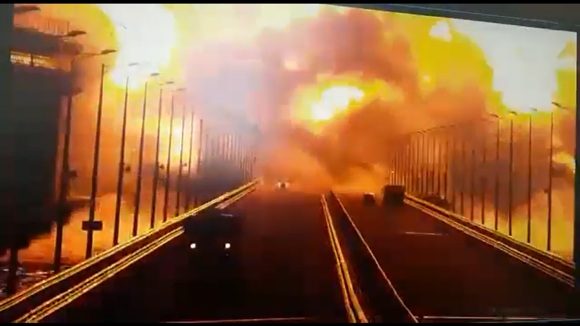 Βίντεο ντοκουμέντο: Η στιγμή της έκρηξης στη γέφυρα της Κριμαίας. Σύμβουλος Ζελένσκι: “Αυτό είναι μόνο η αρχή”
