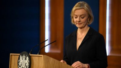 Παραιτήθηκε η Λιζ Τρας. Ολοκληρώθηκε η πιο σύντομη θητεία πρωθυπουργού στην ιστορία της Βρετανίας