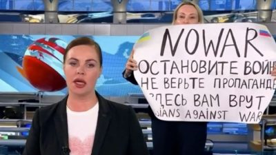 Ένταλμα σύλληψης για την δημοσιογράφο Μαρίνα Οφσιάνικοβα εξέδωσε η ρωσική αστυνομία. Διέφυγε τον  κατ’ οίκον περιορισμό