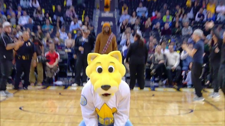 Η μασκότ «Rocky the Mountain Lion» η πιο ακριβοπληρωμένη στο NBA.  Λαμβάνει 625.000 δολάρια το χρόνο