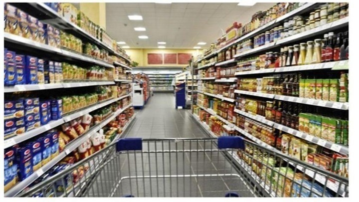 Ο πληθωρισμός αλλάζει τις καταναλωτικές συνήθειες. Οι Ευρωπαίοι ψάχνουν τις ευκαιρίες, κάνουν μικρότερα δώρα και κόβουν τα γλυκά