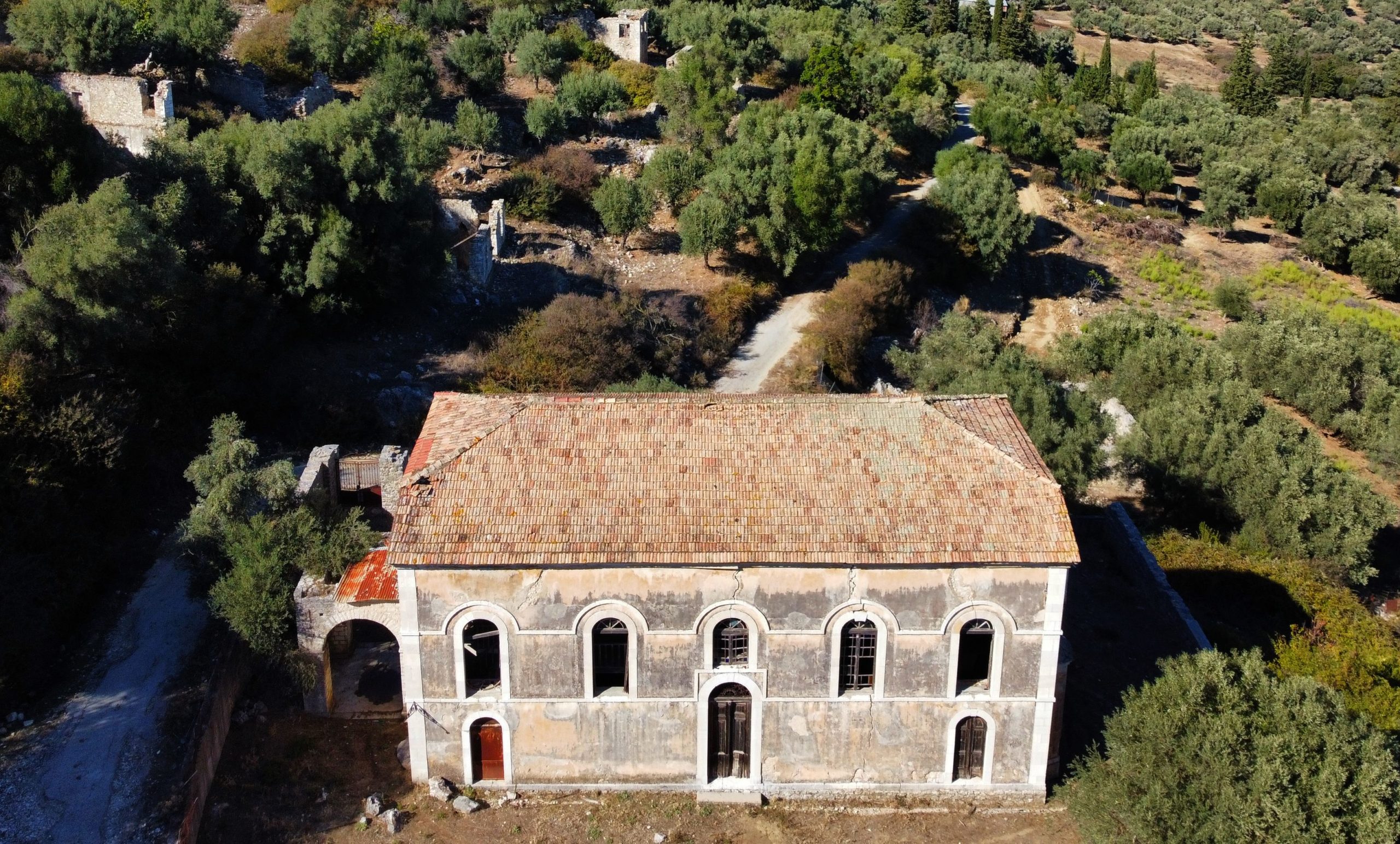 Γλίτωσε από τα 7 ρίχτερ του 1953, αλλά καταρρέει από την εγκατάλειψη. Αυτοψία στο ναό στολίδι της Αιτωλοακαρνανίας (drone)