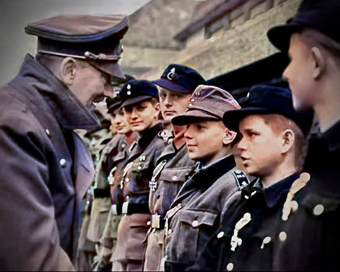 Τι απέγιναν τα παιδιά – στρατιώτες, που χαιρέτησε ο Χίτλερ στο Βερολίνο, λίγο πριν την αυτοκτονία του