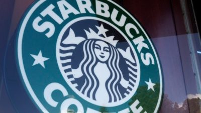 «Η Εξέγερση της Κόκκινης Κούπας». Εργαζόμενοι των Starbucks θα διαδηλώσουν για το δικαίωμα του συνδικαλίζεσθαι
