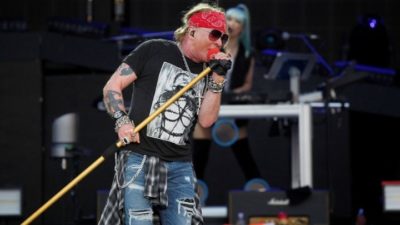 Γιατί ο Axl Rose ζητά να σταματήσουν να πετούν drones στις συναυλίες των Guns N’ Roses
