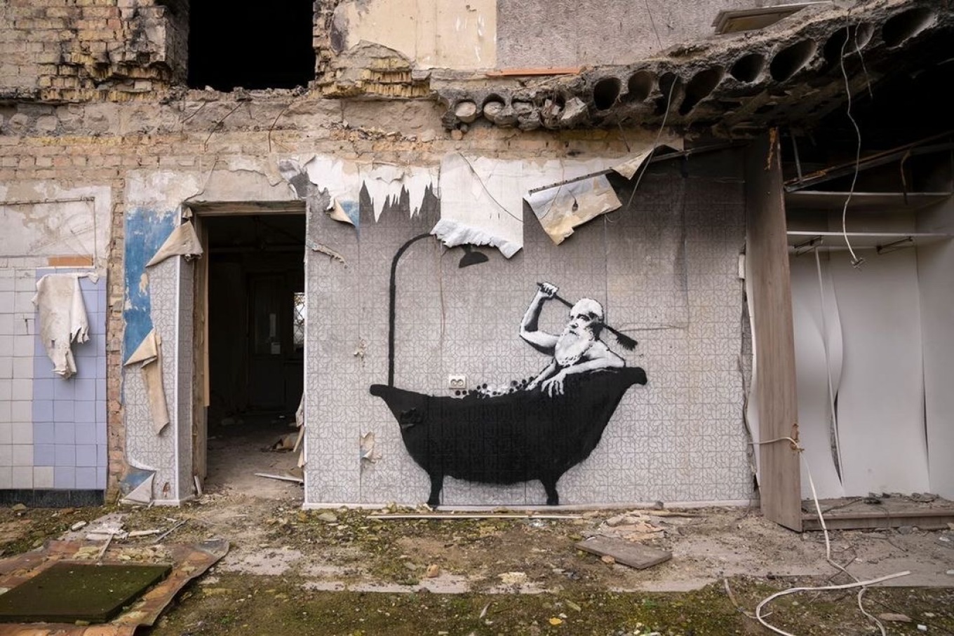 Οι κάτοικοι ενός κρύου χωριού της Ουκρανίας απολαμβάνουν το ζεστό μπάνιο της τοιχογραφίας του Μπάνκσι