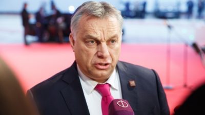Το κασκόλ του Ορμπάν πυροδότησε διπλωματικό επεισόδιο. Το Κίεβο θα καλέσει τον πρεσβευτή της Ουγγαρίας για να διαμαρτυρηθεί