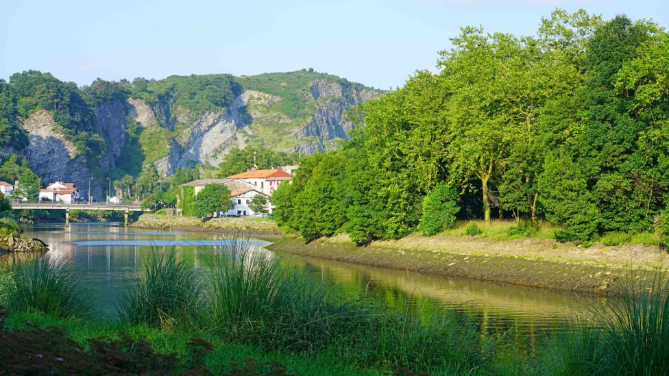 Το νησί στα γαλλό-ισπανικά σύνορα που αλλάζει εθνικότητα κάθε έξι μήνες. Γιατί θεωρείται σύμβολο ειρήνης