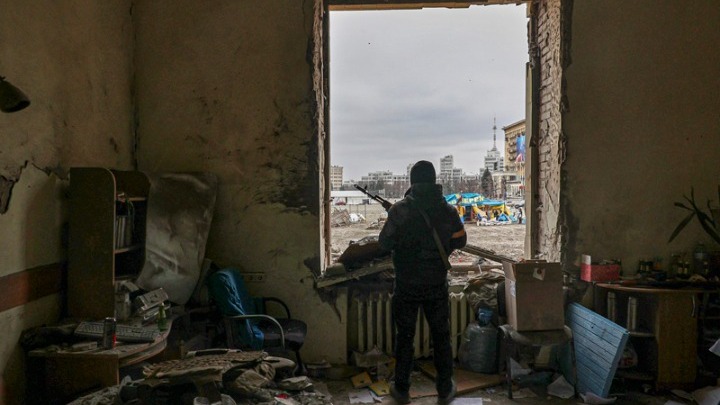 Χωρίς νερό και ρεύμα η Χερσώνα μετά από βομβαρδισμούς. Φόβοι για μπλακ άουτ στο Κίεβο