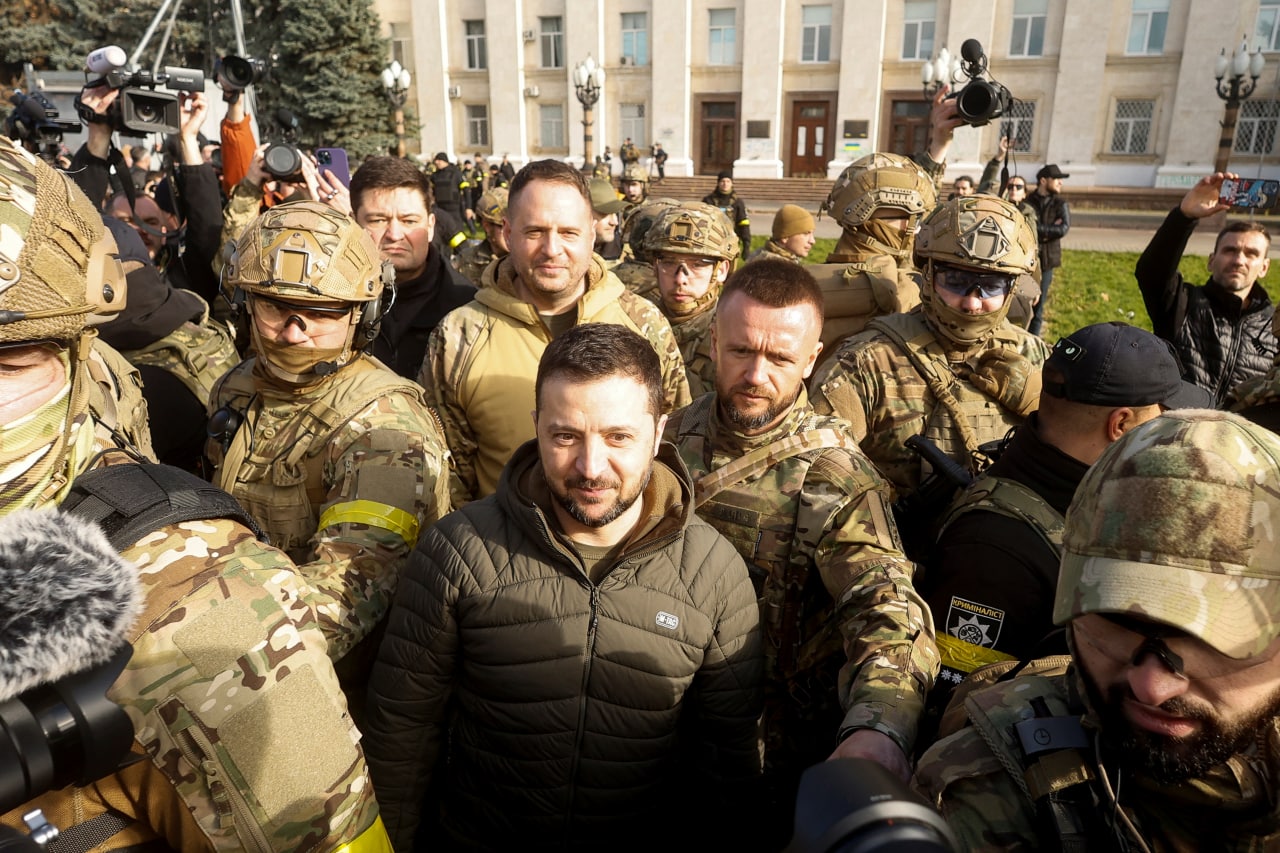 Στη Χερσώνα ο Ζελένσκι. “Η Ουκρανία είναι έτοιμη για ειρήνη”
