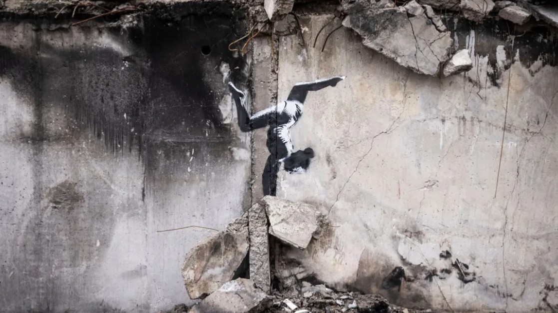 Γκράφιτι του Μπάνκσι σε βομβαρδισμένο σπίτι στην Μποροντιάνκα της Ουκρανίας. Το “μήνυμα” του καλλιτέχνη
