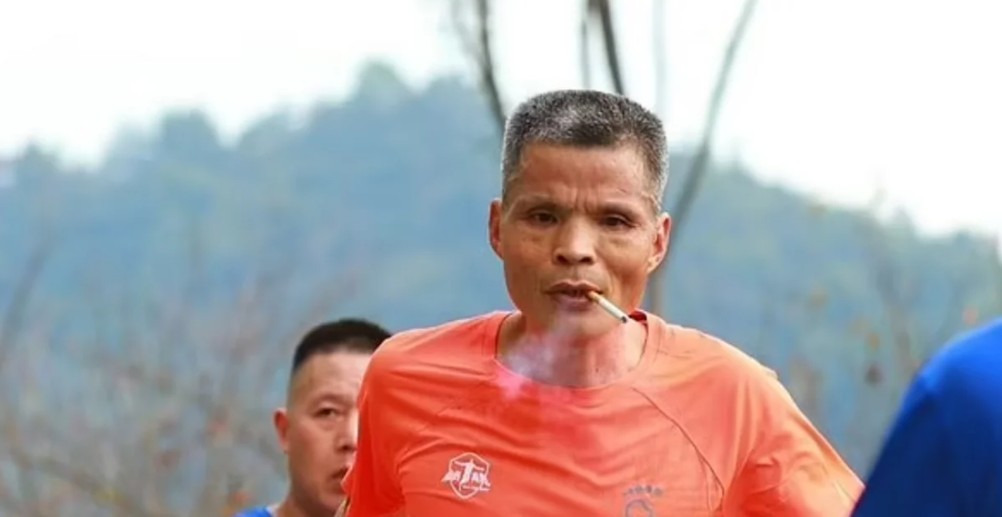 Κινέζος έτρεχε σε Μαραθώνιο καπνίζοντας ασταμάτητα και στα 42 χλμ. Σε ποια θέση τερμάτισε στον αγώνα αντοχής!