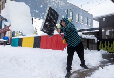 Δύο νεκροί από την ιστορική χιονοθύελλα στη Ν. Υόρκη. Σχεδόν δύο μέτρα το χιόνι σε ορισμένες περιοχές