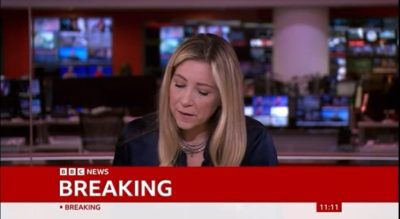 «Λύγισε» στον αέρα παρουσιάστρια του BBC διαβάζοντας την είδηση του θανάτου τριών παιδιών. “Λυπάμαι πολύ, είναι τραγικά νέα” (Βίντεο)
