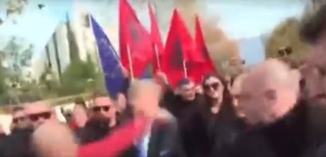 Γρονθοκόπησαν τον Σαλί Μπερίσα σε αντικυβερνητική διαδήλωση στην Αλβανία (Βίντεο)