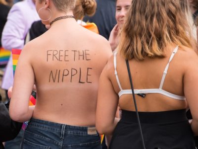 #freethenipple. Το κίνημα που ξεκίνησε από τη δεκαετία του 70 με αίτημα τη γυναικεία χειραφέτηση