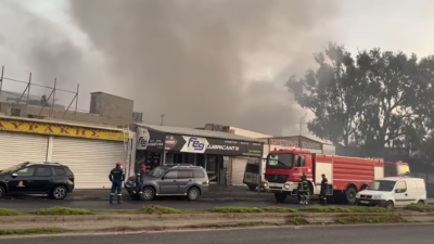 Φωτιά σε εργοστάσιο πολυεστερικών στον Ασπρόπυργο. Μήνυμα από το 112 στους κατοίκους της περιοχής (βίντεο)