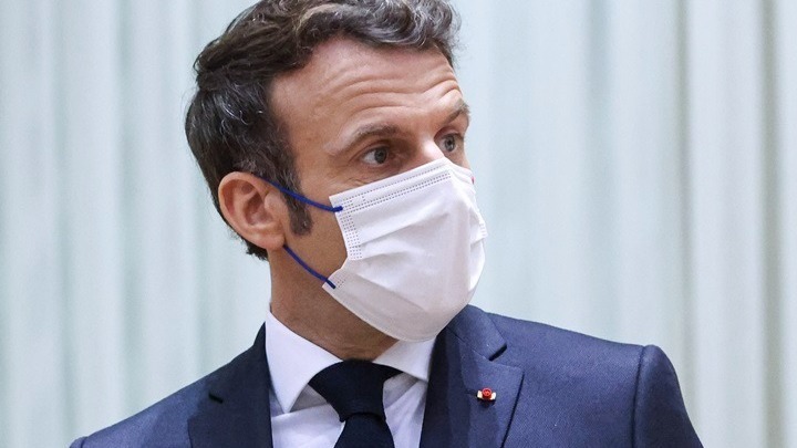 Κορονοϊός στη Γαλλία. Ο πρόεδρος Μακρόν ξαναβάζει τη μάσκα του για λόγους “ευθύνης”
