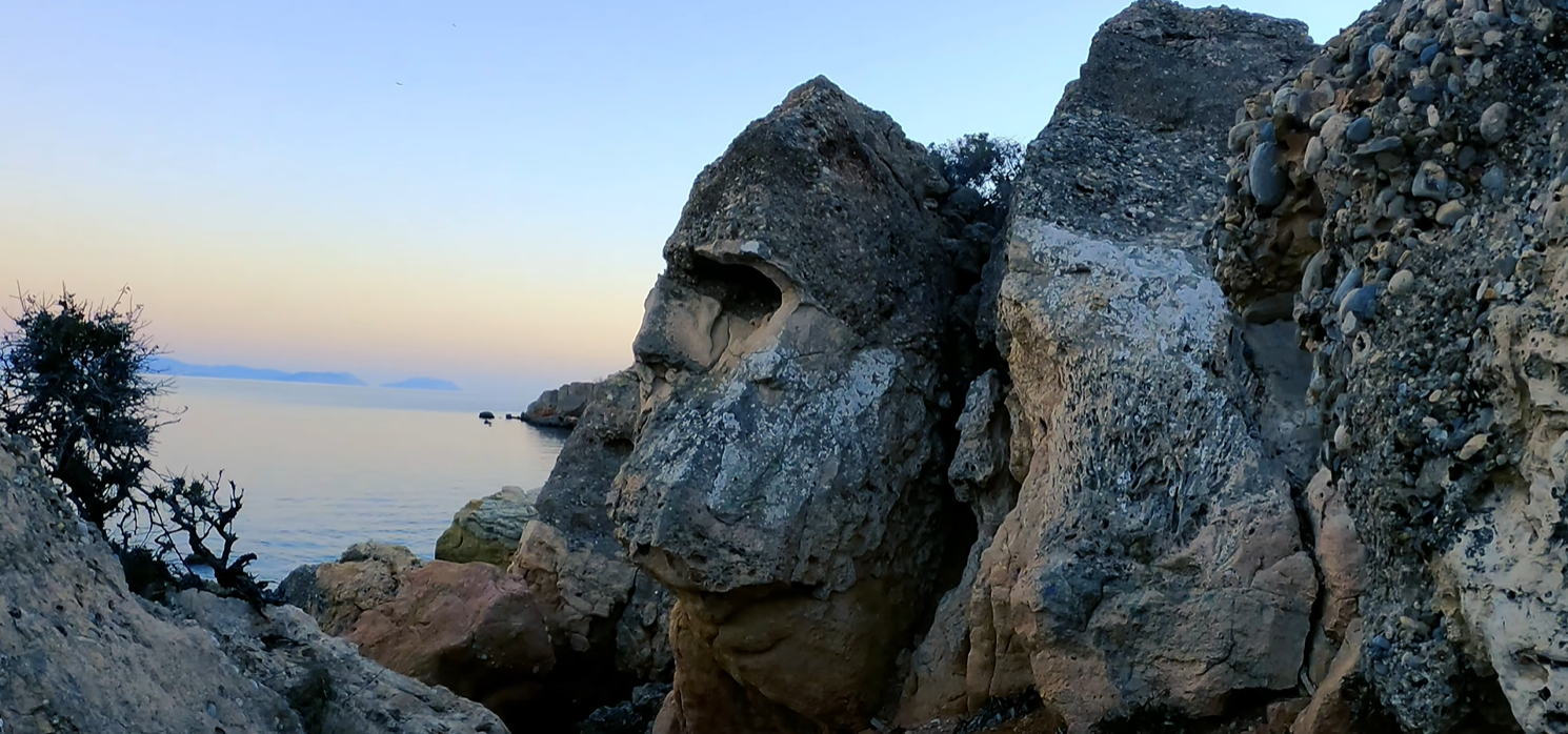 Η παράξενη βραχογραφία του Ποσειδώνα στην Βουλιαγμένη. Εκεί χτίστηκε περίτεχνο ξωκλήσι με το μεγαλύτερο εικονοστάσι