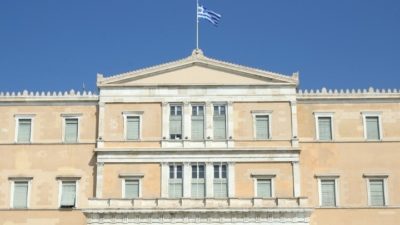 Μαθήτρια πήγε με μαχαίρι και κάνναβη στη Βουλή. Μεταφέρθηκε στο αστυνομικό τμήμα Συντάγματος