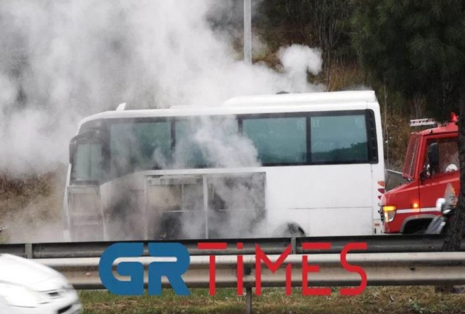 Φωτιά σε σχολικό λεωφορείο στη Θεσσαλονίκη. Απομακρύνθηκαν εγκαίρως οι μαθητές