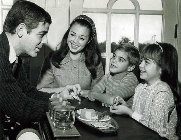 Ποιος είναι ο μικρός που απεικονίζεται με την οικογένειά του; Έγινε διάσημος σταρ του Χόλιγουντ, και ακτιβιστής