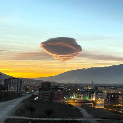 Σύννεφο «ιπτάμενος δίσκος» σκέπασε τον ουρανό στην Προύσα (Εικόνες)